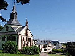 Église et maison de retraite au hameau de Pairis.