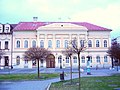 Az egykori megyei hivatal, majd pénzügyigazgatóság, majd kaszárnya épülete a Főtéren. Ma szakközépiskola. Miks Ferenc tervezte az 1840-es években a Fekete Sas szálloda épületeként.