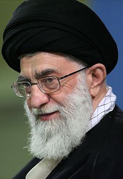 L'ayatollah Ali Khamenei, Guide de la Révolution d'Iran depuis 1989. (définition réelle 1 569 × 2 286)