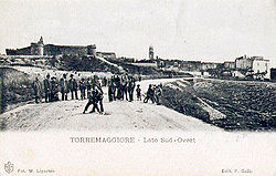 Lumang postcard ng Torremaggiore, ducal sa kaliwa