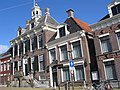 Het Stadhuis van Sneek met bordes.