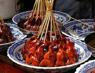 Cuisine de rue en Chine : oiseaux piqués sur des bâtonnets, proposés à la vente dans une rue de Qibao, à Shanghai. (définition réelle 2 528 × 1 967)