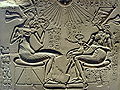 Amenofis IV realizou unha reforma relixiosa tendente ao monoteísmo de Atón, redenominándose Akhenatón; os seus cambios implicaron ata unha alteración das convencións de representación artística, no que se denominou «estilo de Tell el Amarna» (mediados do século XIV a.C).