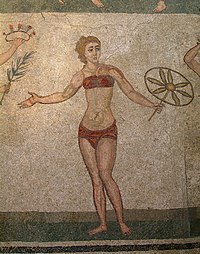 Les mosaïques de la Villa romaine du Casale à Piazza Armerina en Sicile (IIIe siècle) présentent des jeunes femmes sportives dont la tenue fait penser aux maillots de bain de actuels.