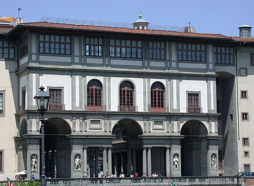 Loggia dei Uffizi, yn wynebu Afon Arno