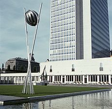 Folksamhusets gårdspark med en belysningsanordning av Arne Jones, 1962.