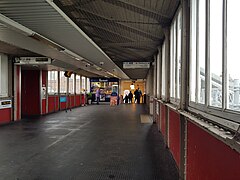 De loopbrug met de stadszijde rechts na het verwijderen van de scheidingswand.