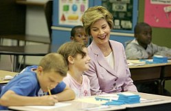 Лора Буш 20 січня 2001 — 20 січня 2009 Кампанія «Ready to Read, Ready to Learn» ("Готові читати, готові вчитись") про дитячу грамотність Лора Буш присутня на уроці математики в п'ятому класі