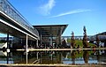 Blick von der Glashalle auf den Eingang Ost mit Verbindungsröhren