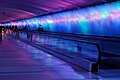 Tunnel pedonale colorato della luce all'aeroporto DTW di Detroit , Stati Uniti.