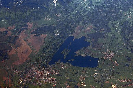 Staffelsee, Murnauer Moos und bewaldeter Höhenzug Staffelseeschwelle mit Seeleiten,