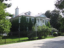 Une maison de pierre avec un toit métallique