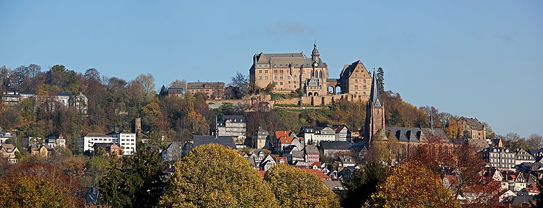 Schloss + Pfarrkirche von Süden