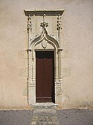 La porte latérale de l'église en 2012.