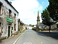 Saint-Cadou : rue principale du village.