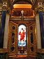 Святилище, видимое через открытые Святые врата во время Светлой седмицы. Эпитафий (тёмно-красный) виден на Священном Столе (Исаакиевский собор, Санкт-Петербург).