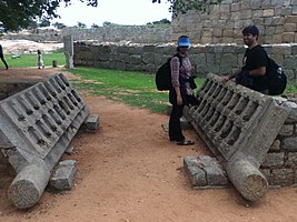 Porta de pedra amb perns de gir integrats (tallats de la mateixa peça de pedra del batent)