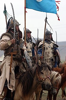 Guerriers en armure à cheval.