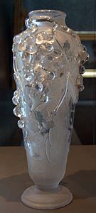 Egy Daum váza szőlődíszítéssel (1925)