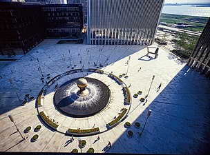 Bližší pohled na náměstí a fontánu The Sphere, 1976