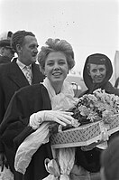 Přílet Miss World 1959 Corine Rottschäferové na letiště Schiphol v severním Nizozemsku, listopad 1959