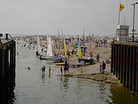 A praia de Aberdyfi durante um feriado