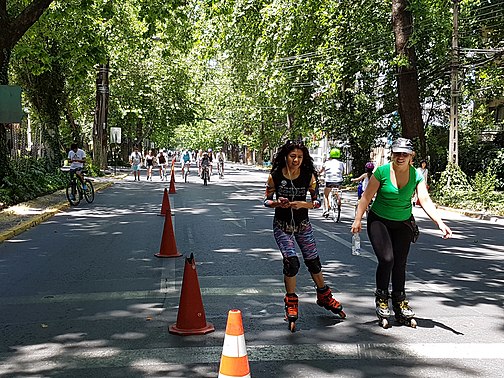 Pattinaggio in linea ricreativo su ciclopedonale, Santiago del Cile, 2017