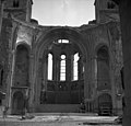 廃墟になった旧教会堂の内部、1954