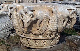 Otro tipo de capitel bizantina: follaje coronado por protomas de animales que sobresalen. Filipos, Grecia
