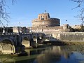 Castel Sant'Angelo gledano z druge strani reke.