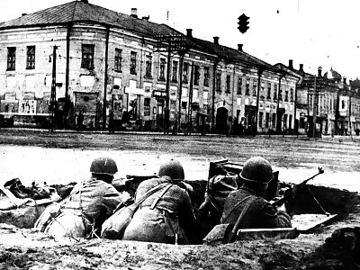 Бойцы в окопах на перекрёстке улиц Советской и Коммунаров (ныне проспект Ленина), октябрь-ноябрь 1941 года