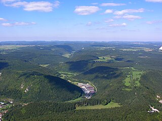 Luftaufnahme des Bäratals (Bildmitte) Richtung Albtrauf im Nordwesten. Das Tal teilt den Großen Heuberg in eine höhere westliche (links) und eine niedrigere östliche Hochfläche (rechts). Letztere ist auch als „Hardt“ bekannt. Am Horizont erkennt man die durch unruhiges Relief geprägten Balinger Berge mit den höchsten Gipfeln der Schwäbischen Alb.