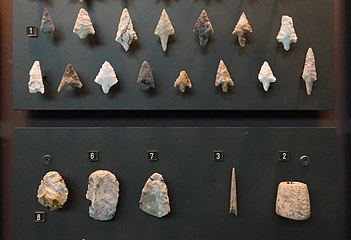 Outils du Néolithique récent[46], échelle : H. d'un numéro : 1 cm. Tumulus du Montabout, Pamproux (Deux-Sèvres).
