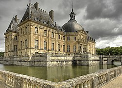 Palacio de Vaux-le-Vicomte, del arquitecto Luis Le Vau y el diseñador de jardines Le Nôtre (1658-1661)