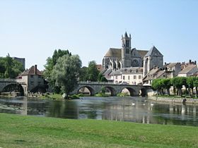 Le Loing, le pont, la porte de Bourgogne et l'église, vus de l'aval.