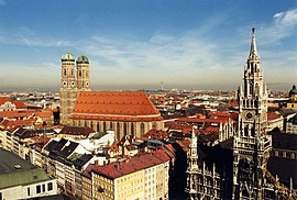 Frauenkirche (links) un Stäädhuus (gjuchts)