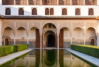 Le patio des Myrtes des palais nasrides, au pied de la tour de Comares de l'Alhambra (Grenade, Andalousie). (définition réelle 3 019 × 2 053)