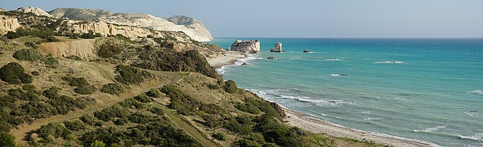 Afroditina skála na pobřeží u Pafosu