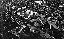 Tanques soviéticos T-55 con " carriles de invasión " durante la Operación Danubio, 1968.