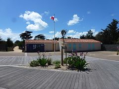 Esplanade, devant la carterie du musée.