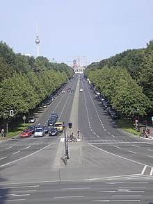 שדרות 17 ביוני. מבט מכיוון עמוד הניצחון של ברלין לעבר שער ברנדנבורג.
