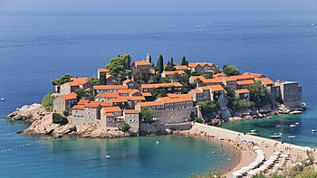 Černohorská ostrovní vesnice Sveti Stefan leží na březích Jaderského moře