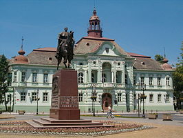 Stadhuis met ruiterstandbeeld van Peter I