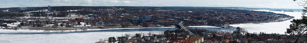 Panorama över Östersundsstadsdelarna (från vänster till höger) Norr, Staden och Söder på andra sidan Östersundet samt Hornsberg och Östberget på denna sidan av sundet (på ön Frösön). I övre delen av bilden bortom Norr skymtar även Karlslund, bortom Staden Körfältet och bortom Söder även Odenslund samt Odenskog Sett från, ett av Frösöns flera berg, Östberget.