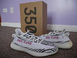 Az Adidas Yeezy Boost 350 v2, a Zebra színkombinációban.