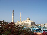 Blick von der Marina auf die Moschee