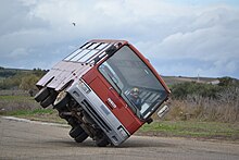 Stuntman in azione alla guida di un autobus