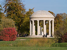 Le Temple de l'Amour au milieu des jardins.