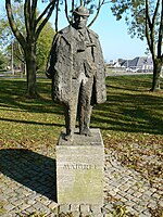 Het standbeeld van Maigret aan de Rijksweg