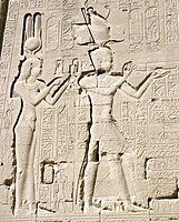 Cleopatra en haar seun Caesarion in die Tempel van Dendera.